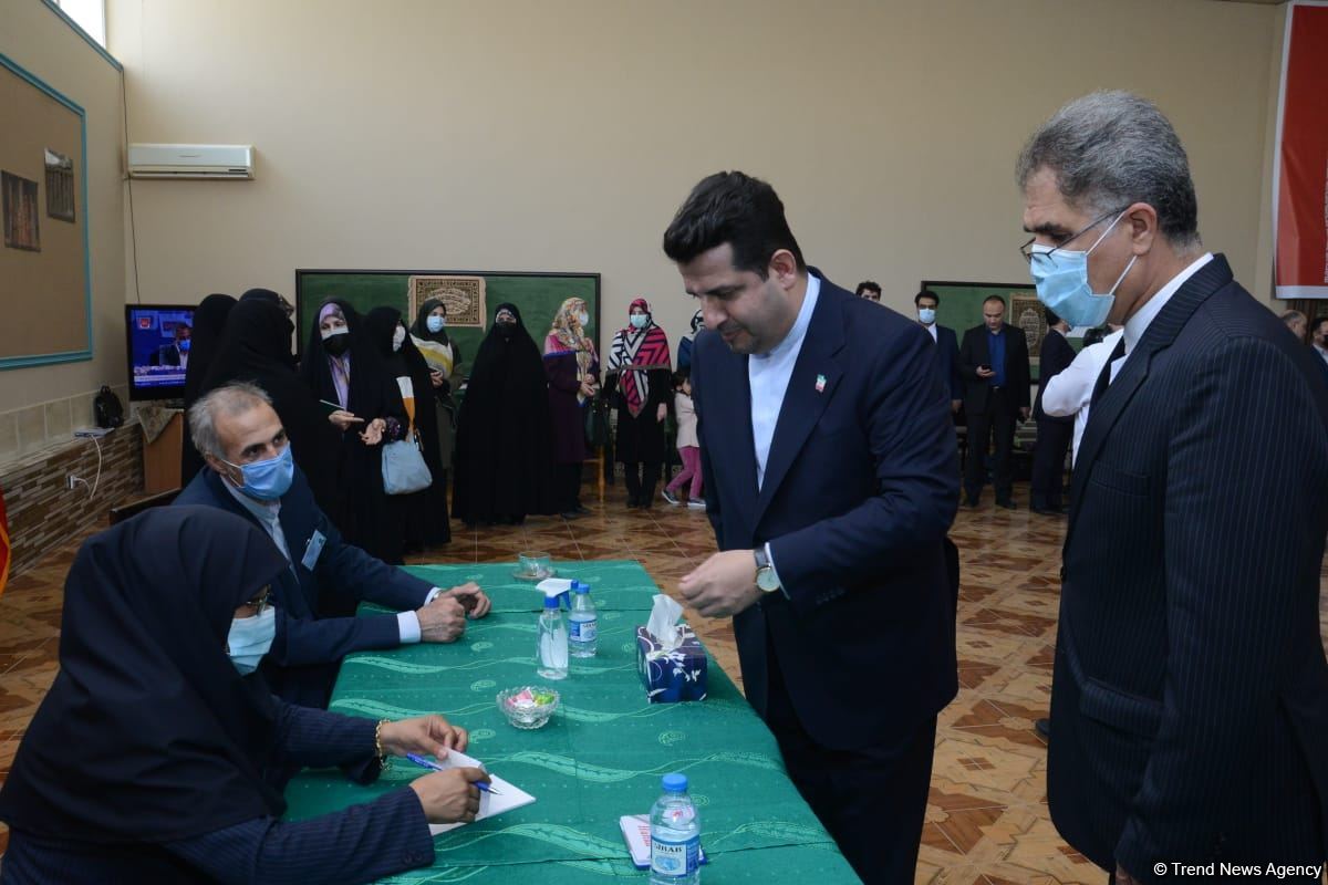 Azərbaycanda yaşayan İran vətəndaşları prezident seçkilərində səs verir (FOTO)