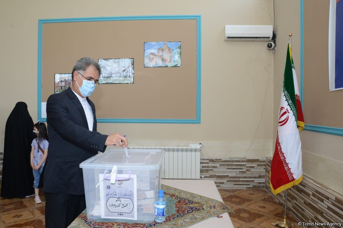 Azərbaycanda yaşayan İran vətəndaşları prezident seçkilərində səs verir (FOTO)