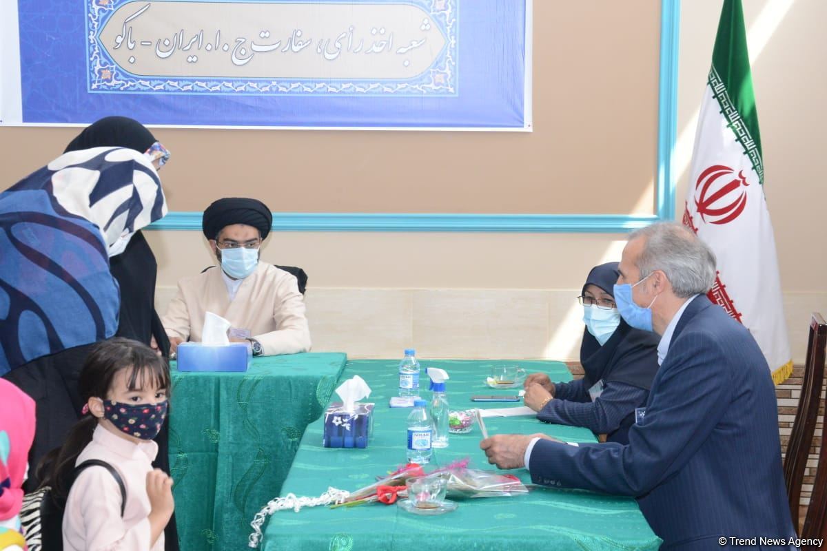 Azərbaycanda yaşayan İran vətəndaşları prezident seçkilərində səs verir (FOTO)