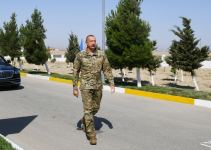 Prezident İlham Əliyev yeni hərbi şəhərcikdə və hərbi qulluqçuların ailələri üçün nəzərdə tutulmuş xidməti mənzillərdə yaradılan şəraitlə tanış olub (FOTO/VİDEO) (YENİLƏNİB)