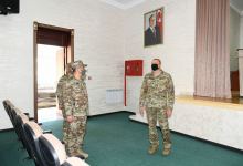 Prezident İlham Əliyev yeni hərbi şəhərcikdə və hərbi qulluqçuların ailələri üçün nəzərdə tutulmuş xidməti mənzillərdə yaradılan şəraitlə tanış olub (FOTO/VİDEO) (YENİLƏNİB)