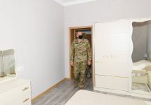 Prezident İlham Əliyev yeni hərbi şəhərcikdə və hərbi qulluqçuların ailələri üçün nəzərdə tutulmuş xidməti mənzillərdə yaradılan şəraitlə tanış olub (FOTO/VİDEO) (YENİLƏNİB)