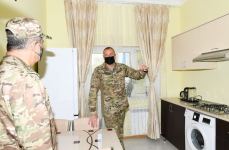 Prezident İlham Əliyev yeni hərbi şəhərcikdə və hərbi qulluqçuların ailələri üçün nəzərdə tutulmuş xidməti mənzillərdə yaradılan şəraitlə tanış olub (FOTO/VİDEO) (YENİLƏNİB)