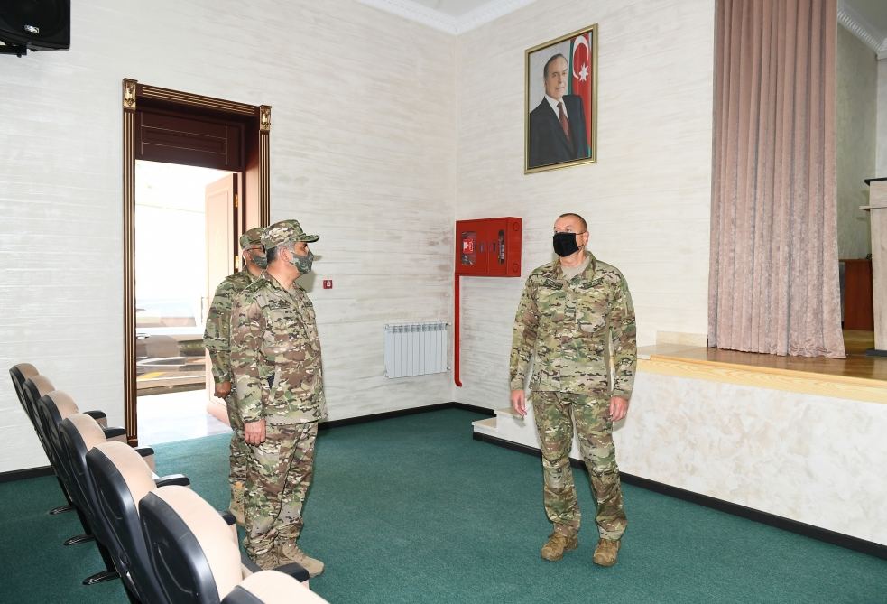 Prezident İlham Əliyev yeni hərbi şəhərcikdə və hərbi qulluqçuların ailələri üçün nəzərdə tutulmuş xidməti mənzillərdə yaradılan şəraitlə tanış olub (FOTO/VİDEO) (YENİLƏNİB)