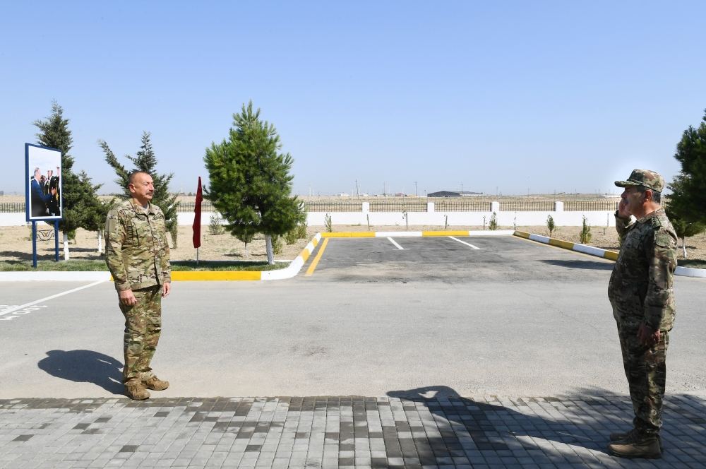 Prezident İlham Əliyev yeni hərbi şəhərcikdə və hərbi qulluqçuların ailələri üçün nəzərdə tutulmuş xidməti mənzillərdə yaradılan şəraitlə tanış olub (FOTO/VİDEO) (YENİLƏNİB)