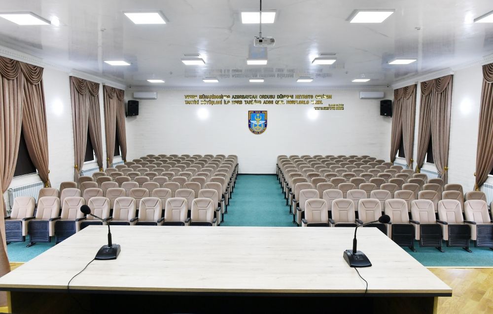 Prezident İlham Əliyev yeni hərbi şəhərcikdə və hərbi qulluqçuların ailələri üçün nəzərdə tutulmuş xidməti mənzillərdə yaradılan şəraitlə tanış olub (FOTO/VİDEO) (YENİLƏNİB)