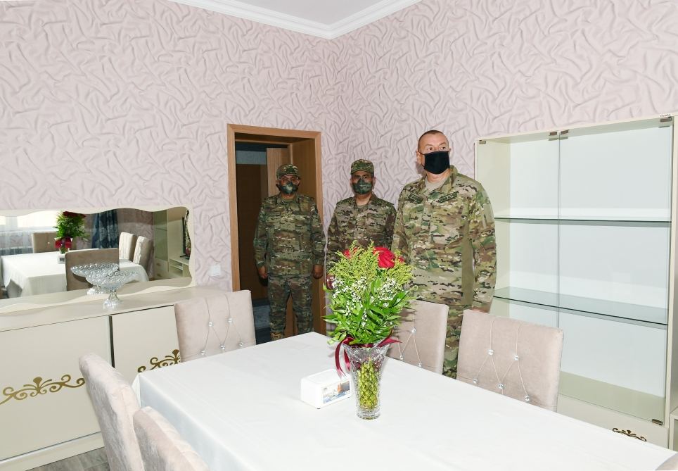 Prezident İlham Əliyev yeni hərbi şəhərcikdə və hərbi qulluqçuların ailələri üçün nəzərdə tutulmuş xidməti mənzillərdə yaradılan şəraitlə tanış olub (FOTO/VİDEO) (YENİLƏNİB)