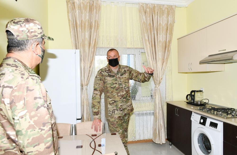 Prezident İlham Əliyev yeni hərbi şəhərcikdə və hərbi qulluqçuların ailələri üçün nəzərdə tutulmuş xidməti mənzillərdə yaradılan şəraitlə tanış olub (FOTO/VİDEO) (YENİLƏNİB)