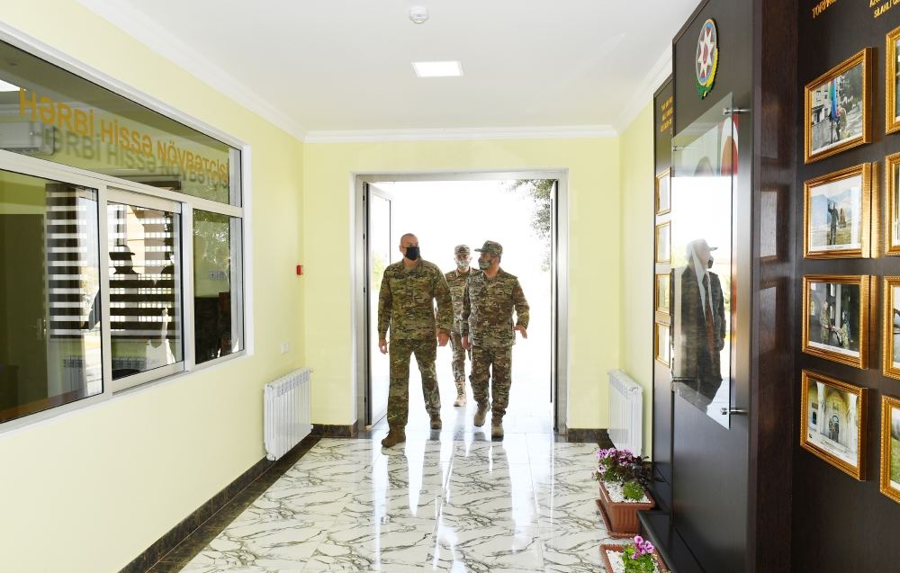 Prezident İlham Əliyev yeni hərbi şəhərcikdə və hərbi qulluqçuların ailələri üçün nəzərdə tutulmuş xidməti mənzillərdə yaradılan şəraitlə tanış olub (FOTO/VİDEO) (YENİLƏNİB)