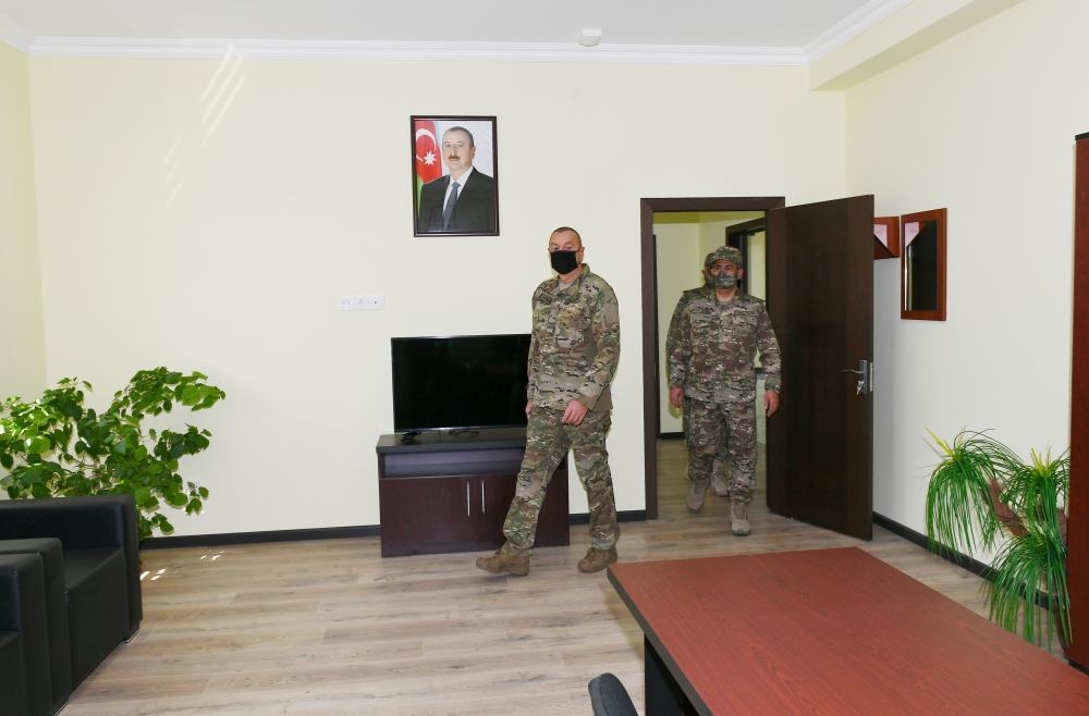 Prezident İlham Əliyev yeni hərbi şəhərcikdə və hərbi qulluqçuların ailələri üçün nəzərdə tutulmuş xidməti mənzillərdə yaradılan şəraitlə tanış olub (FOTO/VİDEO) (YENİLƏNİB)