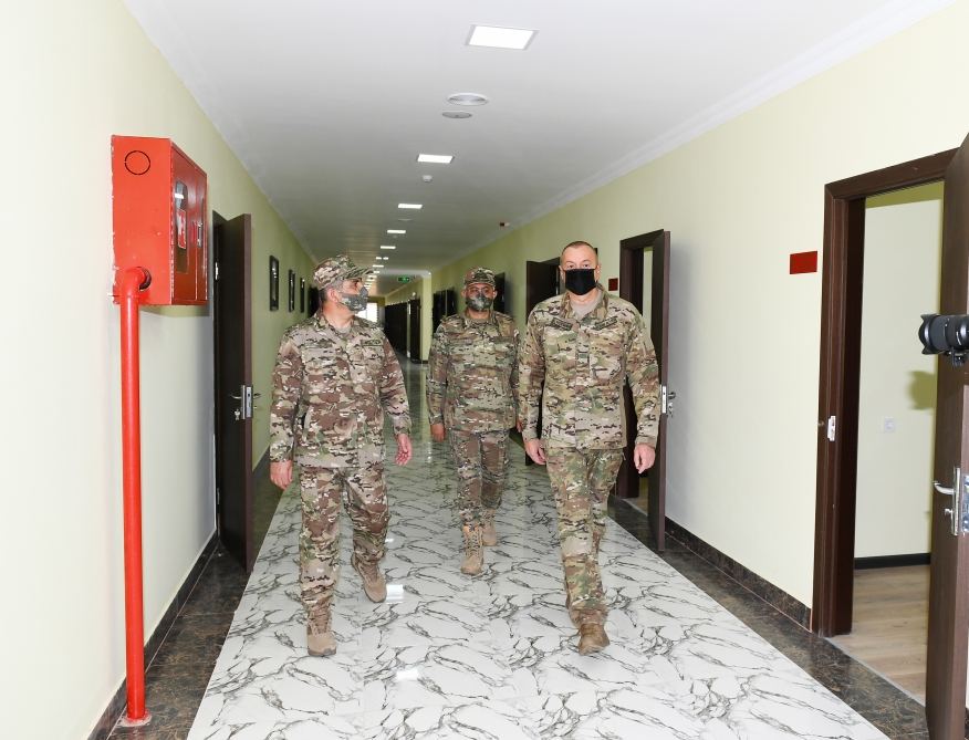 Prezident İlham Əliyev yeni hərbi şəhərcikdə və hərbi qulluqçuların ailələri üçün nəzərdə tutulmuş xidməti mənzillərdə yaradılan şəraitlə tanış olub (FOTO/VİDEO) (YENİLƏNİB)