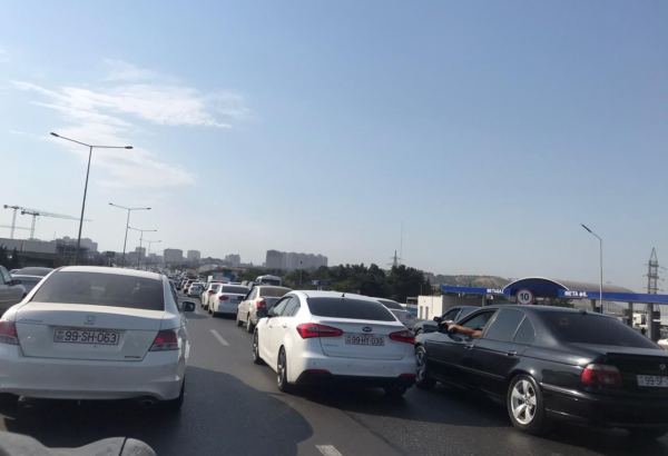 Bakı-Sumqayıt yolunda uzun tıxac yaranıb (FOTO)