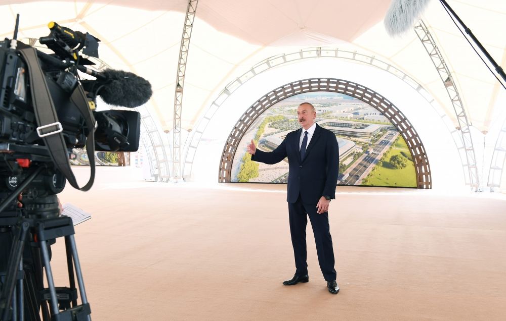 Prezident İlham Əliyev Ələt Azad İqtisadi Zonasının təməlini qoyub, Azərbaycan Televiziyasına müsahibə verib (FOTO/VİDEO)