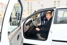Prezident İlham Əliyev əlillərə təqdim olunan avtomobili sürdü (FOTO)