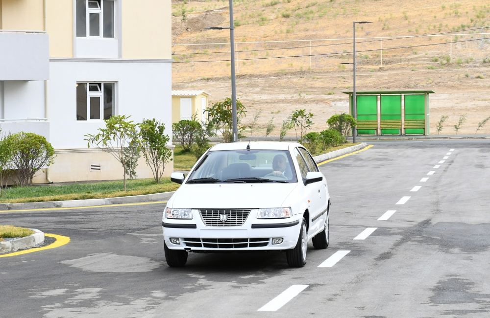 Prezident İlham Əliyev əlillərə təqdim olunan avtomobili sürdü (FOTO)