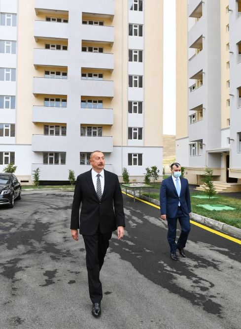 Prezident İlham Əliyev Xocasən qəsəbəsində şəhid ailələri və müharibə əlillərinə mənzillərin və avtomobillərin təqdim olunması mərasimində iştirak edib (FOTO/VIDEO) (YENİLƏNİB-2)