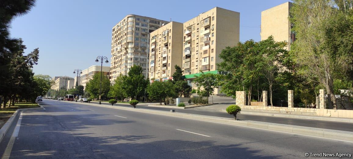 Bakıda yeri görünən işıq dirəkləri: Qəza zamanı aşmış dirəklər nə vaxt yerinə qoyulacaq? (FOTO)