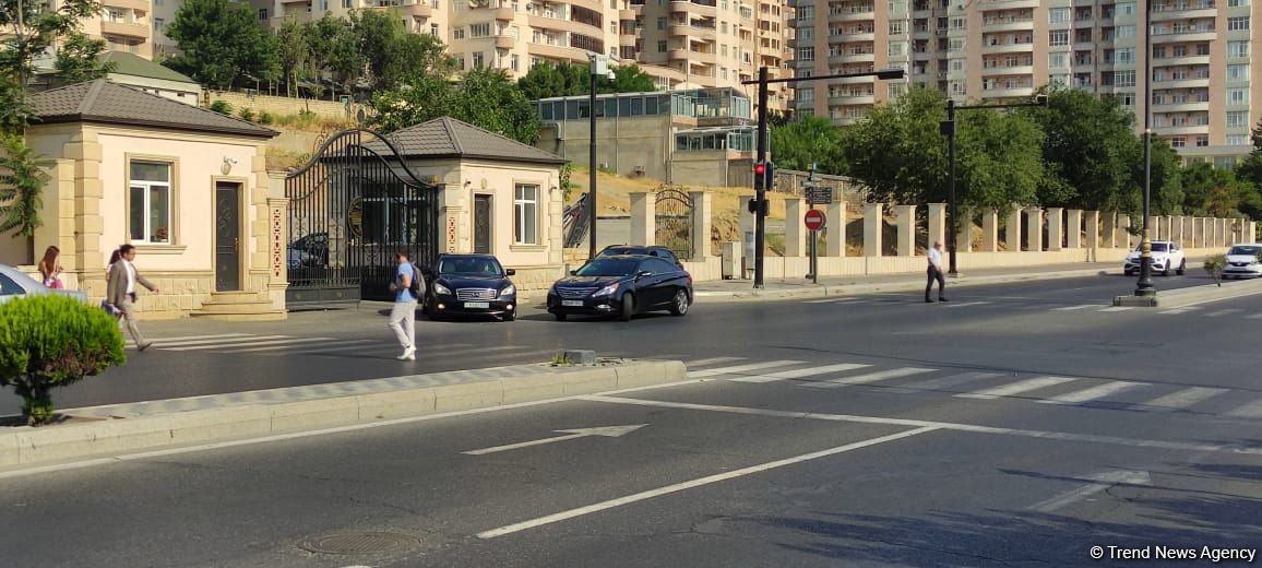 Bakıda yeri görünən işıq dirəkləri: Qəza zamanı aşmış dirəklər nə vaxt yerinə qoyulacaq? (FOTO)