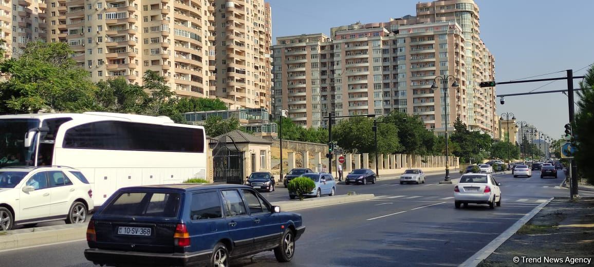 Bakıda yeri görünən işıq dirəkləri: Qəza zamanı aşmış dirəklər nə vaxt yerinə qoyulacaq? (FOTO)