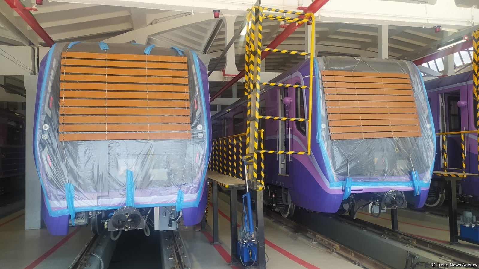İyirmi yeni vaqon “Nərimanov” elektrik deposuna gətirildi (FOTO)