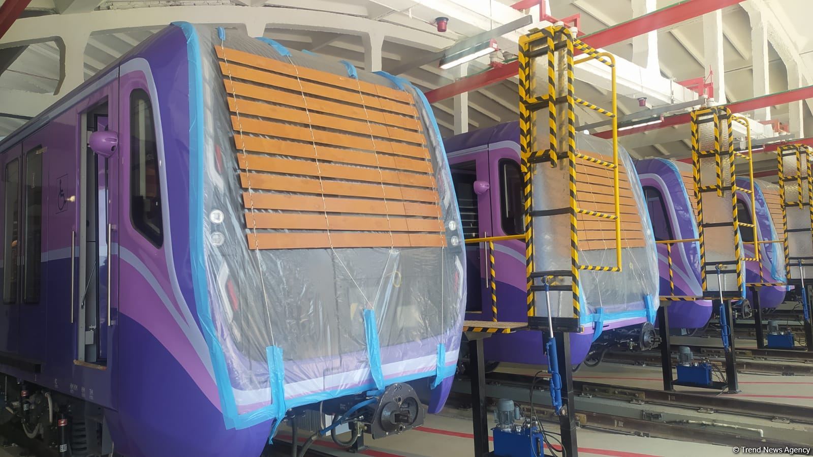 İyirmi yeni vaqon “Nərimanov” elektrik deposuna gətirildi (FOTO)