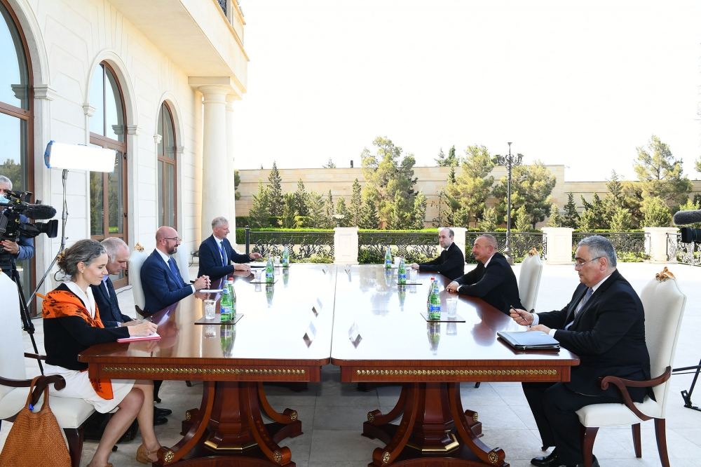 Azərbaycan Prezidenti İlham Əliyev və Avropa İttifaqı Şurasının Prezidenti Şarl Mişel birgə işçi nahar ediblər  (FOTO/VİDEO) (YENİLƏNİB)