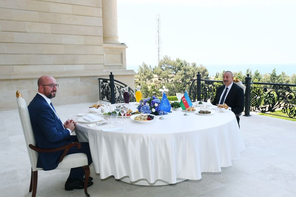 Azərbaycan Prezidenti İlham Əliyev və Avropa İttifaqı Şurasının Prezidenti Şarl Mişel birgə işçi nahar ediblər  (FOTO/VİDEO) (YENİLƏNİB)