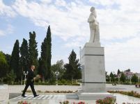 Prezident İlham Əliyev Goranboyda ulu öndər Heydər Əliyevin abidəsini ziyarət edib (FOTO/VİDEO)