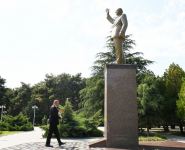Prezident İlham Əliyev Naftalanda Ulu Öndərin abidəsini ziyarət edib (FOTO/VİDEO)