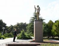 Prezident İlham Əliyev Naftalanda Ulu Öndərin abidəsini ziyarət edib (FOTO/VİDEO)