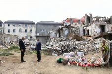 Prezident İlham Əliyev Gəncədə Ermənistanın raket hücumlarının səbəb olduğu cinayət səhnələri ilə tanış olub (FOTO/VİDEO)