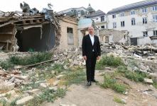 Prezident İlham Əliyev Gəncədə Ermənistanın raket hücumlarının səbəb olduğu cinayət səhnələri ilə tanış olub (FOTO/VİDEO)