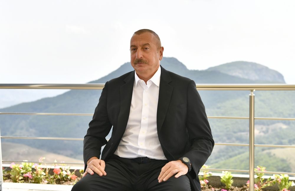 Prezident İlham Əliyev Daşkəsəndə “AzerGold” QSC-nin “Çovdar” İnteqrəolunmuş Regional Emal Sahəsinin fəaliyyəti ilə tanış olub, Azərbaycan Televiziyasına müsahibə verib (YENİLƏNİB) (FOTO/VİDEO)