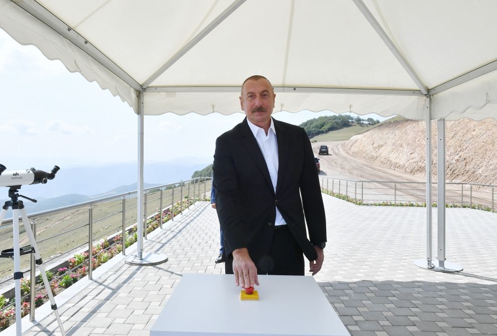 Prezident İlham Əliyev Daşkəsəndə “AzerGold” QSC-nin “Çovdar” İnteqrəolunmuş Regional Emal Sahəsinin fəaliyyəti ilə tanış olub, Azərbaycan Televiziyasına müsahibə verib (YENİLƏNİB) (FOTO/VİDEO)