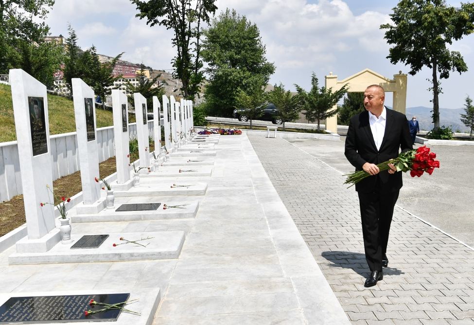 Prezident İlham Əliyev Daşkəsəndə Şəhidlər xiyabanını ziyarət edib (FOTO/VİDEO) (YENİLƏNİB)