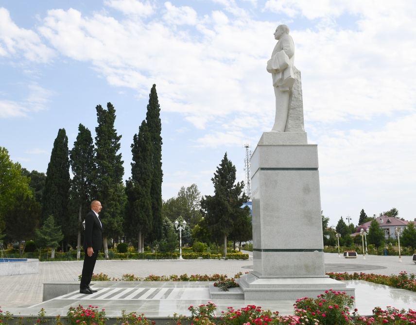 Prezident İlham Əliyev Goranboyda ulu öndər Heydər Əliyevin abidəsini ziyarət edib (FOTO/VİDEO)