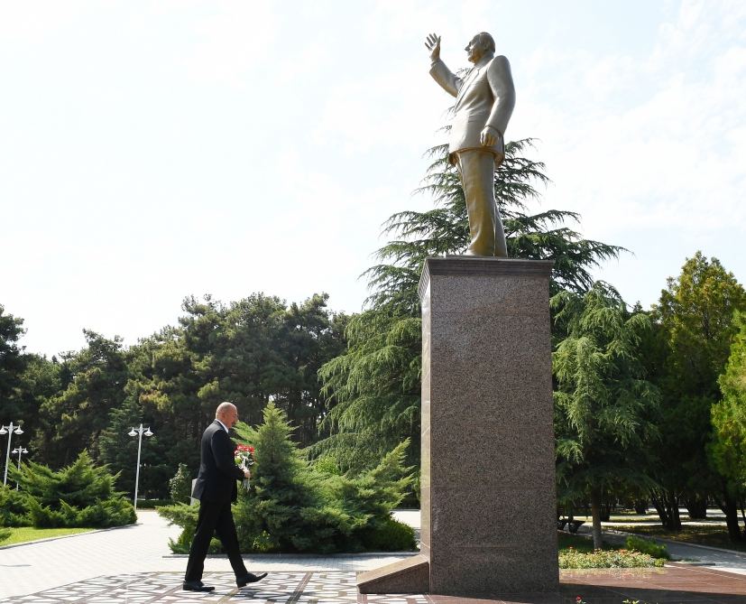 Prezident İlham Əliyev Naftalanda Ulu Öndərin abidəsini ziyarət edib (FOTO/VİDEO)