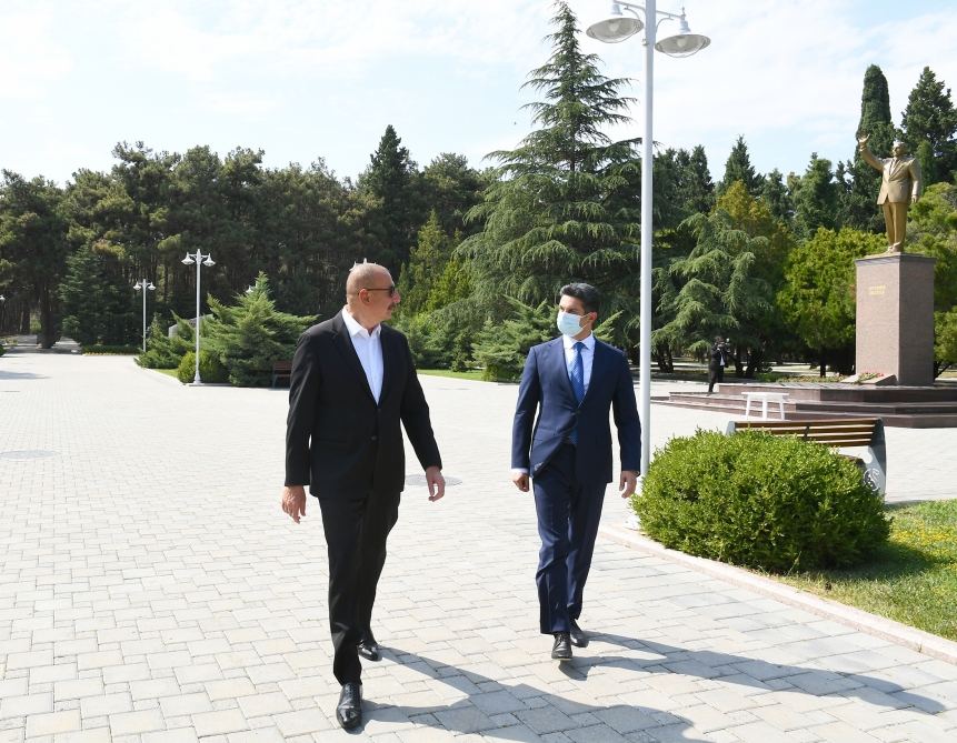 Prezident İlham Əliyev Naftalanda Ulu Öndərin abidəsini ziyarət edib (FOTO/VİDEO)
