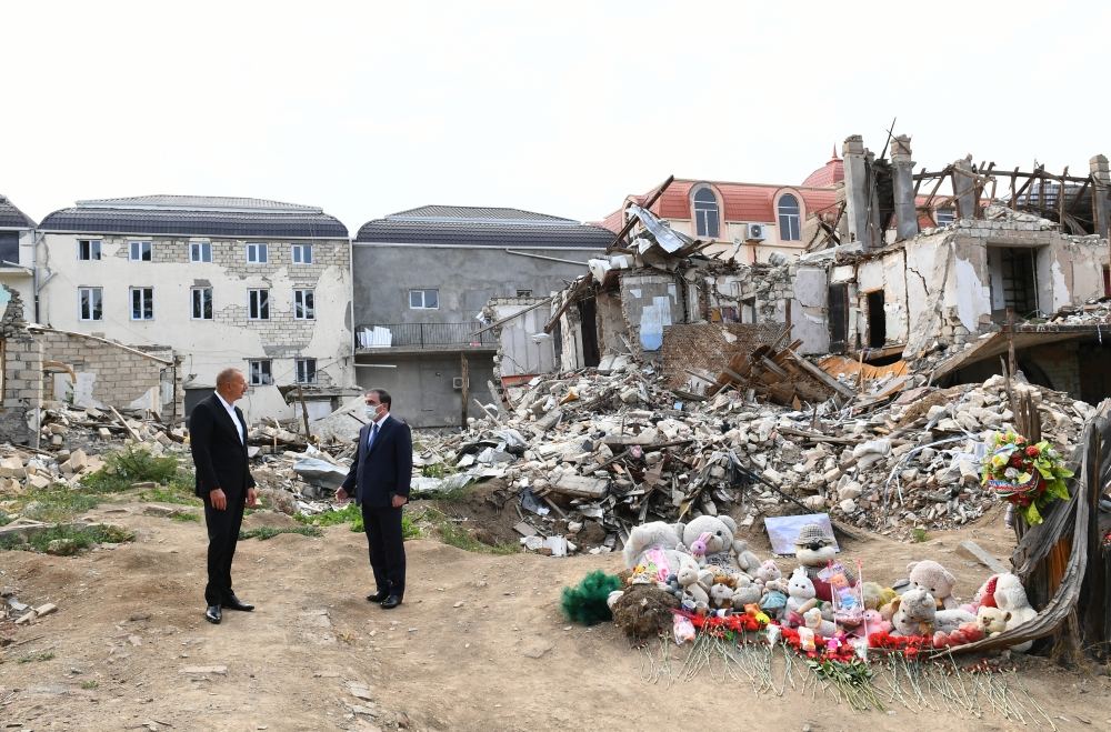 Prezident İlham Əliyev Gəncədə Ermənistanın raket hücumlarının səbəb olduğu cinayət səhnələri ilə tanış olub (FOTO/VİDEO)