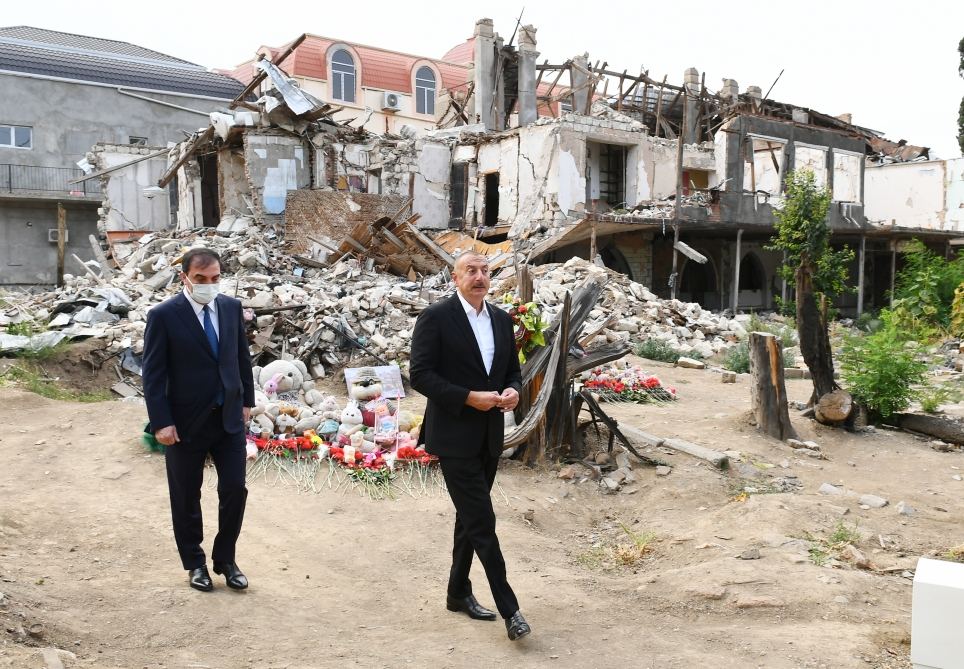 Prezident İlham Əliyev Gəncədə Ermənistanın raket hücumlarının səbəb olduğu cinayət səhnələri ilə tanış olub (FOTO/VİDEO)