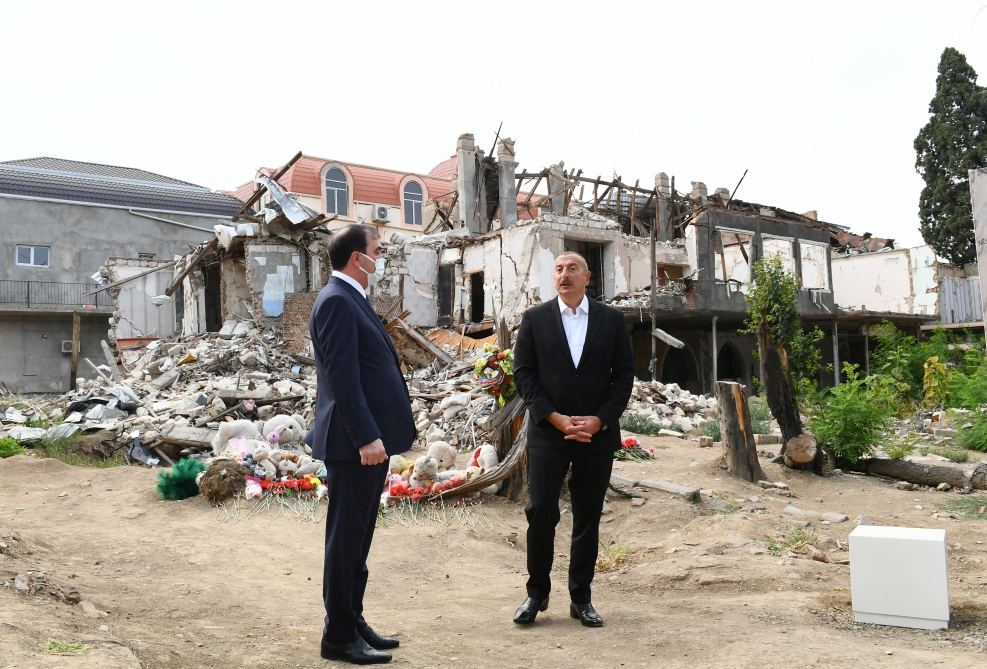 Prezident İlham Əliyev Gəncədə Ermənistanın raket hücumlarının səbəb olduğu cinayət səhnələri ilə tanış olub (FOTO/VİDEO)