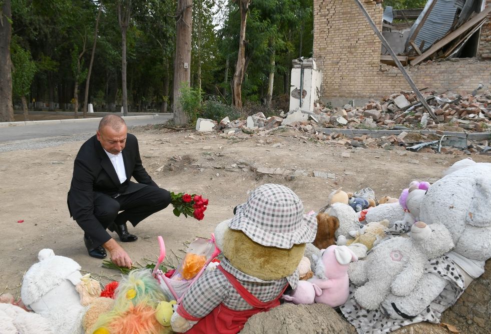 Prezident İlham Əliyev Gəncədə Ermənistanın raket hücumlarının səbəb olduğu cinayət səhnələri ilə tanış olub (FOTO/VİDEO)