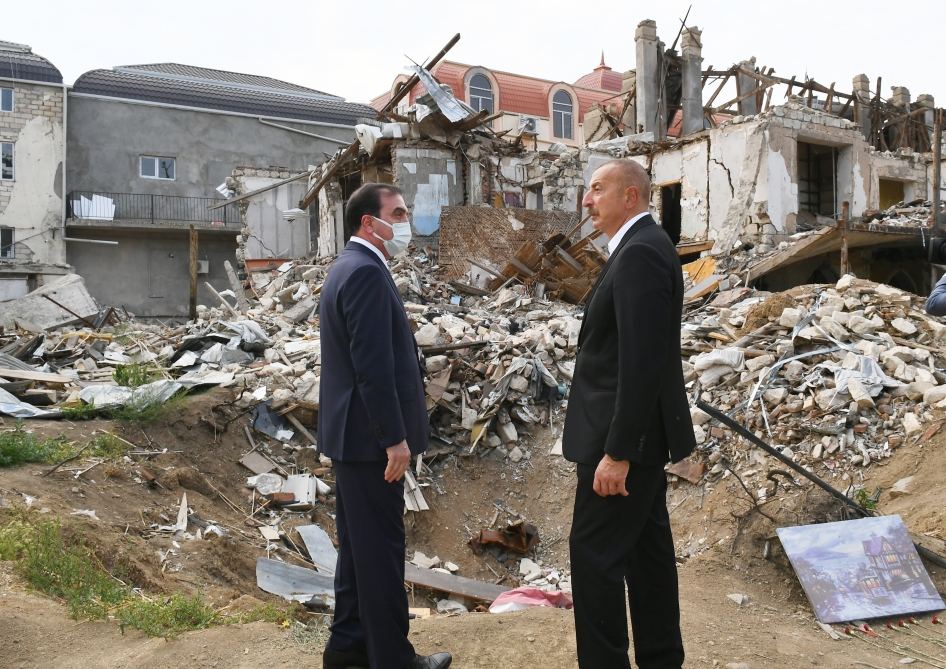 Prezident İlham Əliyev Gəncədə Ermənistanın raket hücumlarının səbəb olduğu cinayət səhnələri ilə tanış olub (FOTO/VİDEO)