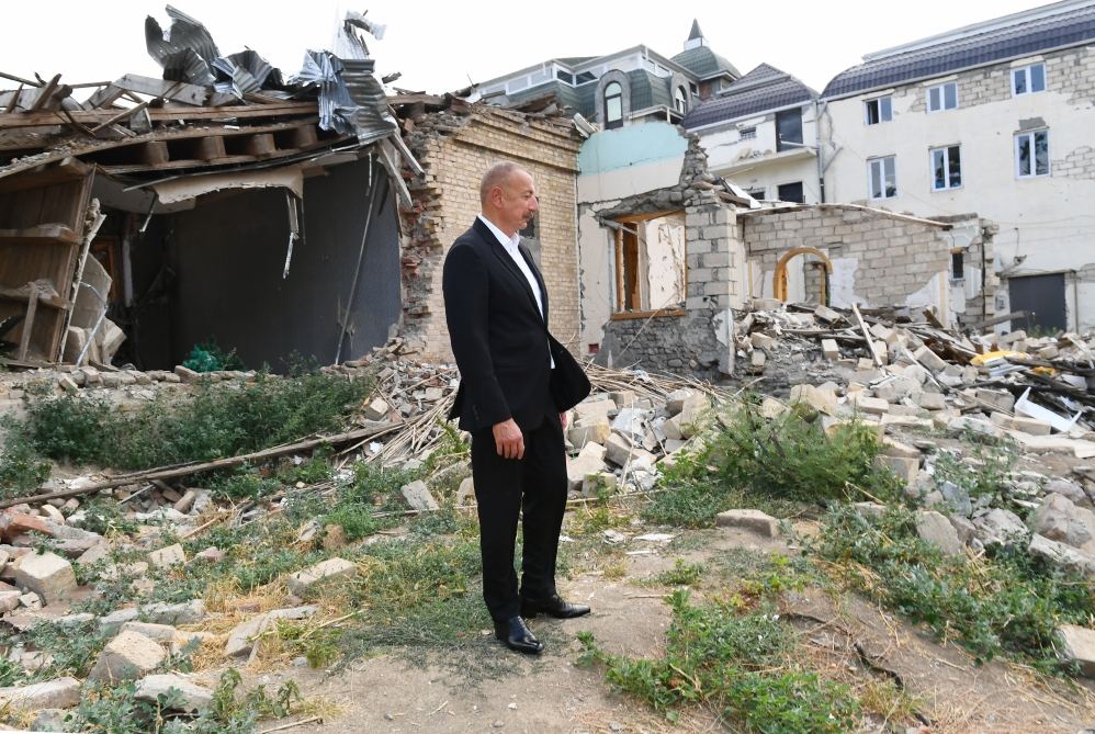Prezident İlham Əliyev Gəncədə Ermənistanın raket hücumlarının səbəb olduğu cinayət səhnələri ilə tanış olub (FOTO/VİDEO)