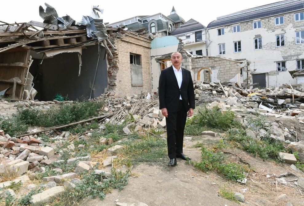 Prezident İlham Əliyev Gəncədə Ermənistanın raket hücumlarının səbəb olduğu cinayət səhnələri ilə tanış olub (FOTO/VİDEO)