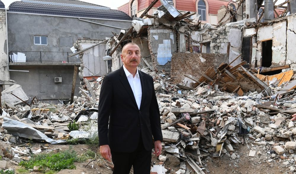 Prezident İlham Əliyev Gəncədə Ermənistanın raket hücumlarının səbəb olduğu cinayət səhnələri ilə tanış olub (FOTO/VİDEO)