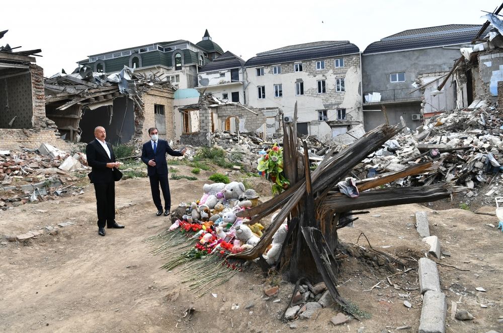 Prezident İlham Əliyev Gəncədə Ermənistanın raket hücumlarının səbəb olduğu cinayət səhnələri ilə tanış olub (FOTO/VİDEO)