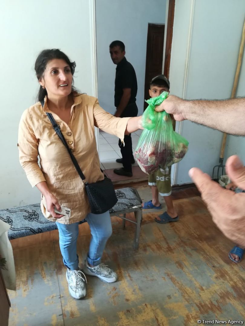 Deputat Sevil Mikayılovanın təşəbbüsü ilə Xudatda Qurban bayramı sovqatı paylanılıb (FOTO)