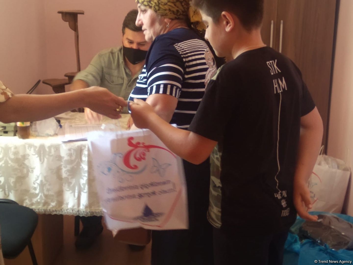 Deputat Sevil Mikayılovanın təşəbbüsü ilə Xudatda Qurban bayramı sovqatı paylanılıb (FOTO)
