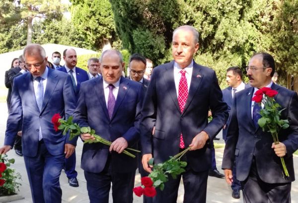 AKP nümayəndə heyəti Şəhidlər Xiyabanı, Fəxri Xiyaban və Türk şəhidliyini ziyarət edib (FOTO)